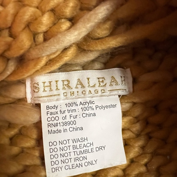 Shiraleah Chicago Pom beanie - Picture 3 of 5